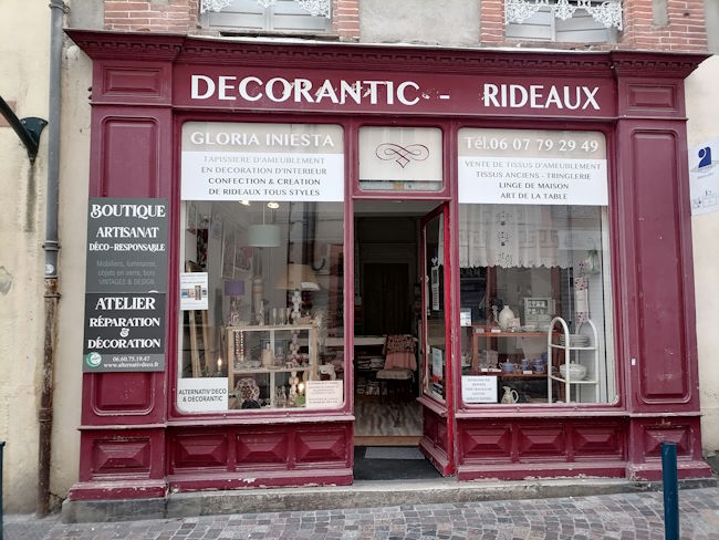 Cette image représente la vitrine de la nouvelle boutique Alternativ'Déco, située au N°4 rue Jean Moura à Moissac.