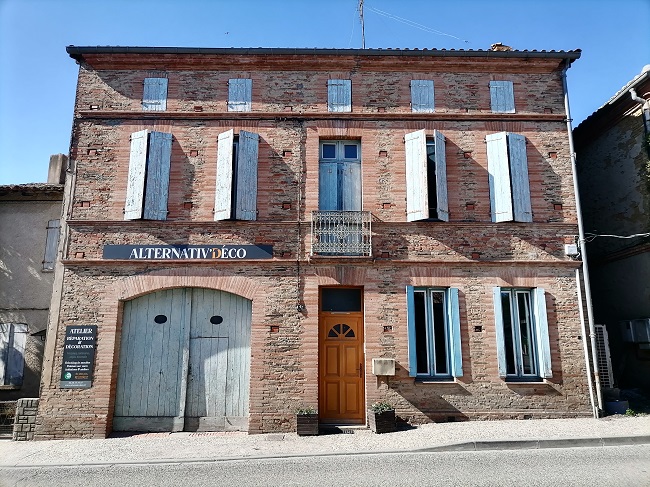 Cette image représente la maison qui accueille l'atelier de réparation - restauration Alternativ'Déco à Comberouger.