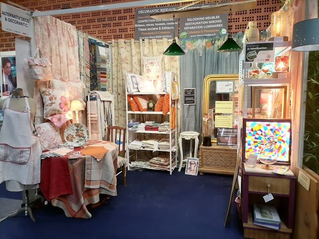 Cette image représente le stand Alternativ'Déco & Décorantic au Salon de l'Habitat de Montauban en octobre 2023.